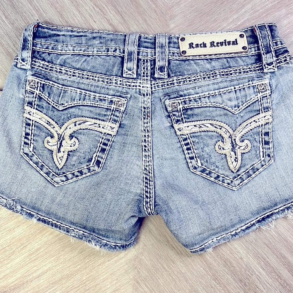 Rock Revival Vivian Shorts
Style #  E8377H17
Size 28
